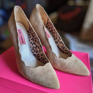 Betsey Johnson Aavery Suede high heel shoes 6.5